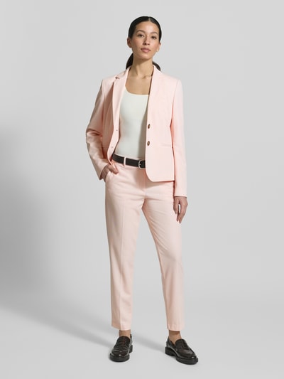 Frauenmodel trägt Hose mit Bügelfalten von Christian Berg Woman Selection in zartem Rosa, Material-Mix mit Viskose, Regular Fit, Ganzkörperansicht von vorne.