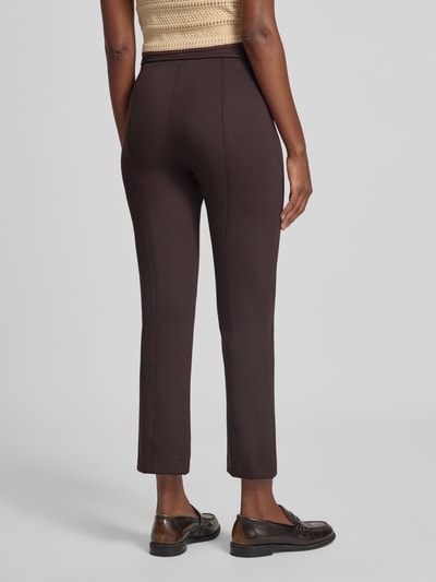 Frauenmodel trägt Regular Fit Schlaghose in 7/8 Länge Modell 'MACY' von Raffaello Rossi, dunkelbraun, glatte Textur, Ganzkörperansicht Rückansicht, Damen Schlaghose von Raffaello Rossi