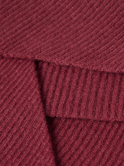 Produktfoto, Schal aus reiner Wolle Modell 'LOWEE' von MSCH Copenhagen, unifarben, dreieckige Passform, feine Rippenstruktur, satte weinrote Farbe, Breite 28 cm, Detailaufnahme
