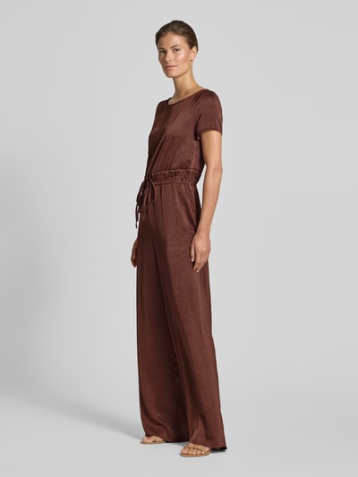 Frauenmodel trägt Relaxed Fit Jumpsuit mit Rundhalsausschnitt von Rinascimento in Braun, Satin, taillierte Passform, Ganzkörperansicht von vorne.