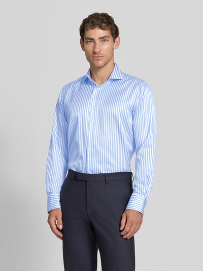 Männermodel trägt Regular Fit Business-Hemd mit Haifischkragen von Christian Berg Men, blau-weiß gestreift, Baumwolle, Ganzkörperansicht von vorne.