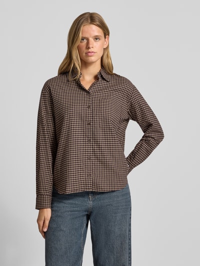 Kobiece model prezentuje Relaxed Fit Langarmbluse aus reiner Baumwolle od Marc O'Polo DENIM, brązowa kraciasta, całkowity widok z przodu
