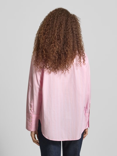 Frauenmodel trägt Regular Fit Bluse mit Brusttasche von Gina Tricot in Rosa, Reine Baumwolle, Hemdblusenkragen, Knopfleiste, Rückenlänge 71 cm, Ärmellänge 55 cm, Ganzkörperansicht Rückansicht.