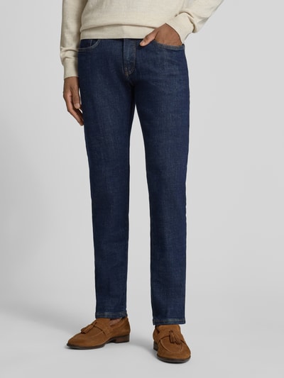 Männermodel draagt Tapered Fit Jeans im 5-Pocket-Design Modell 'Lyon' van Pierre Cardin, blauw, katoenmix, voorkant, detailopname.