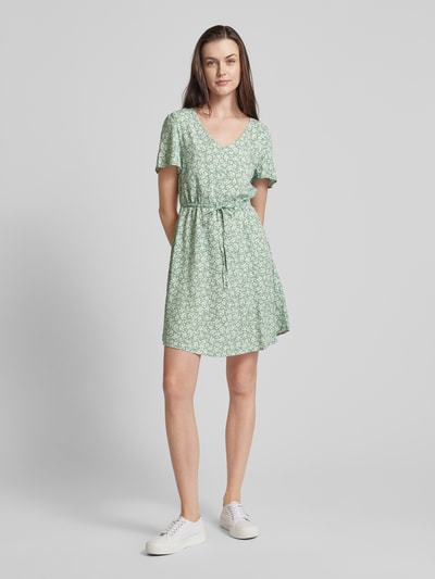 Vero Moda Sukienka mini z wiskozy z kwiatowym wzorem model ‘EASY JOY’ Trzcinowy 1