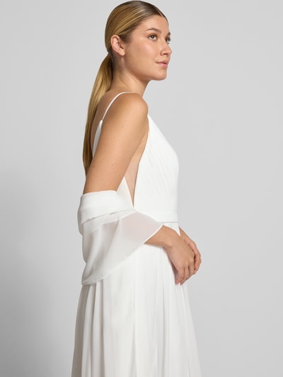 Vrouwenmodel draagt avondjurk met raffingen en diepe v-hals van Mascara, chiffon, a-lijn, maxi-jurk, spaghettibandjes, rugdecolleté, haakjes- en ritssluiting, ruglengte maat 36: 157 cm, borstwijdte maat 36: 39 cm, zijaanzicht, detailopname.