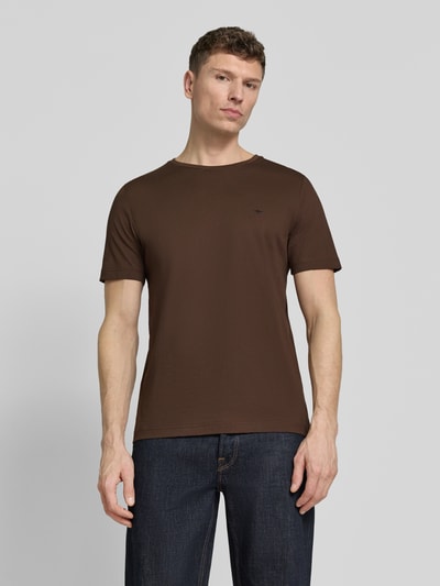 Männermodel trägt T-Shirt mit Rundhalsausschnitt und Label-Stitching von Fynch-Hatton, Braun, Reine Baumwolle, Regular-Fit, Ganzkörperansicht von vorne