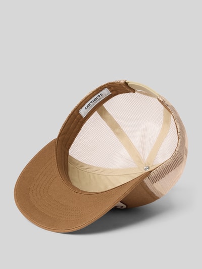 Produktfoto, Trucker Cap mit Label-Stitching von Carhartt Work In Progress in Braun-Beige, Baumwolle, verstärkter Schirm, verstellbarer Riegel