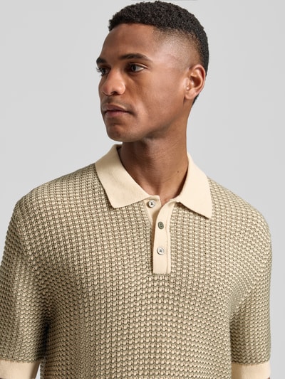 Männermodel trägt Regular Fit Poloshirt in Strick-Optik Modell 'Kingsley' von Jack & Jones Premium, Reine Baumwolle, Nahaufnahme Oberkörper.