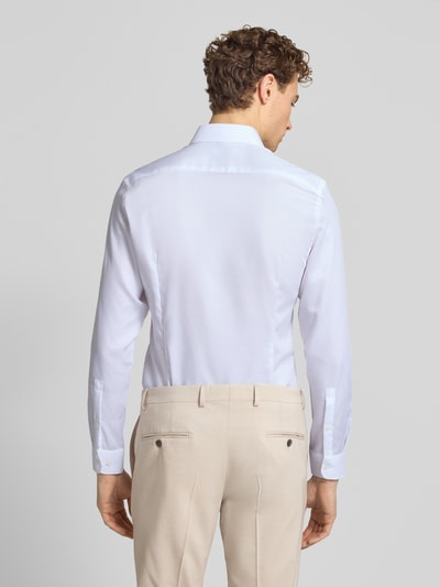 Männermodel trägt Slim Fit Business-Hemd mit Kentkragen von Jake*s in Weiß, reine Baumwolle, glatte Textur, Ganzkörperansicht Rückansicht.