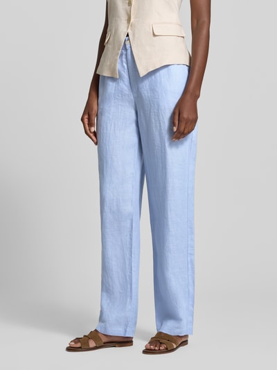 Frauenmodel trägt Straight Fit Leinenhose mit elastischem Bund von Fynch-Hatton in Hellblau, mit Paspeltaschen, Ganzkörperansicht von vorne, Reines Leinen, Bundweite 38 cm, Innenbeinlänge 79 cm, Größe 36.