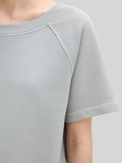 Frauenmodel trägt Regular Fit Sweatshirt aus reiner Baumwolle von Marc O'Polo, Optik: Unifarben, Label-Print, Nahaufnahme Oberkörper.