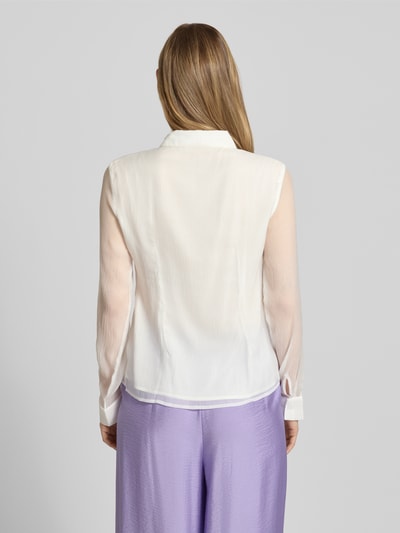 Vrouwenmodel draagt Regular Fit Blouse met knoopdetail model 'Miley' van GUIDO MARIA KRETSCHMER WOMAN, wit, lange mouwen, overhemdkraag, knoopsluiting, ruglengte 58 cm, mouwlengte 60 cm, enkelvoudige stofstructuur, achteraanzicht volledige lichaamsweergave.