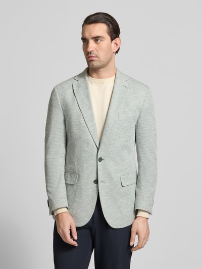 Männermodel trägt Slim Fit 2-Knopf-Sakko mit Pattentaschen von MCNEAL in hellgrau mit Strukturmuster, Material-Mix, Nahaufnahme Oberkörper.