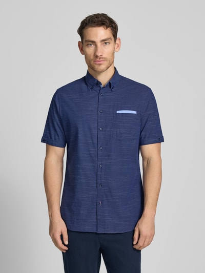 Männermodel trägt Regular Fit vrijetijdsoverhemd met button-downkraag van Christian Berg Men, puur katoen, borstzak, navyblauw, voorkant, bovenlichaam close-up.