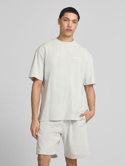 Mannenmodel draagt Oversized T-Shirt met Logo-Stitching van Pegador, pure katoen, oversized fit, ronde hals, ruglengte maat M 73 cm. Volledige lichaamsvooraanzicht.
