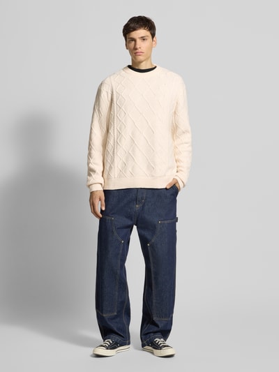 Männermodel trägt Strickpullover mit Rundhalsausschnitt Modell 'CAMBRIDGE' von Jack & Jones, Baumwoll-Mix, Strukturmuster, Ganzkörperansicht von vorne.
