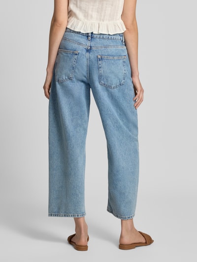 Frauenmodel trägt Wide Fit Jeans im 5-Pocket-Design Modell 'Bimba' von MANGO aus reiner Baumwolle in hellem Blau, Ganzkörperansicht Rückansicht.