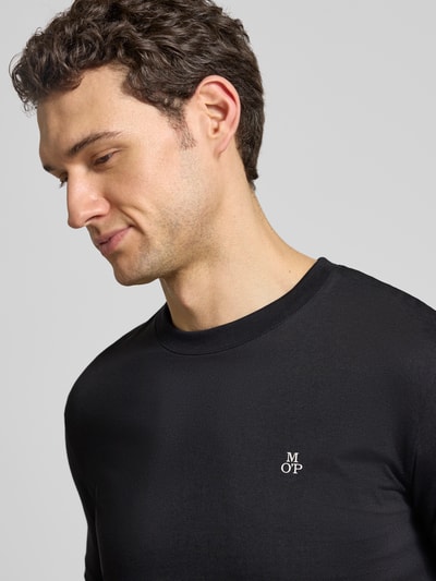 Männermodel trägt Regular Fit T-Shirt Set im 2er-Pack von Marc O'Polo, unifarben, Logo-Print, reine Baumwolle, Nahaufnahme Oberkörper.