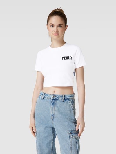 PEQUS Cropped T-Shirt mit Label-Detail Modell 'Island of Heartbreak' Weiss 4