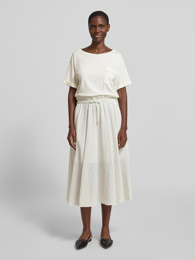 Vrouwenmodel draagt Regular Fit midi-jurk met borstzak van Liu Jo White, modalmix, getailleerde pasvorm, tunnelkoord, boothals, korte mouw; vooraanzicht, volledige lichaamsopname.