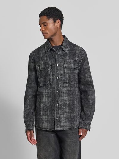 Männermodel trägt Regular Fit Hemdjacke aus reiner Baumwolle von Antony Morato in Schwarz mit Umlegekragen, Ganzkörperansicht von vorne.