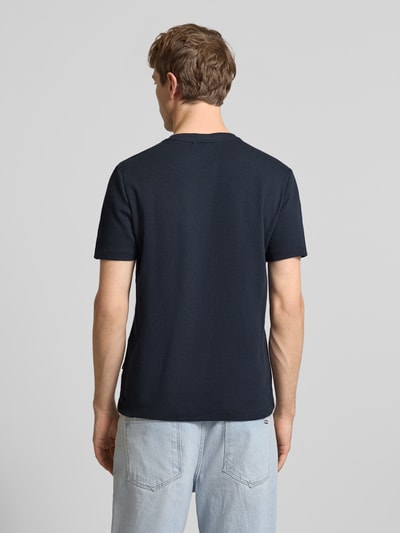 Męski model nosi Regular Fit T-Shirt mit Strukturmuster Modell 'Kaito' od Blend, bawełna, dekolt okrągły, logo, długość tyłu M: 71 cm, całkowity widok z tyłu