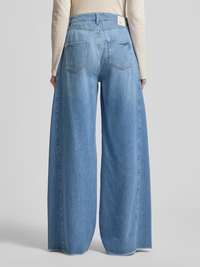 Vrouwenmodel draagt Wide Leg Jeans met franjes model 'SENA' van Raffaello Rossi, denim in katoen-lyocell-mix, detailopname achterkant