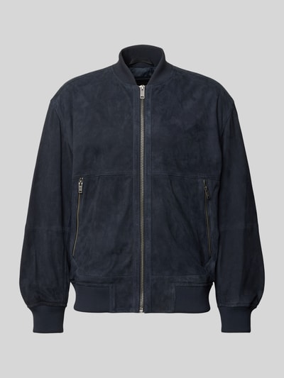 Produktfoto, Regular Fit Bomberjacke aus reinem Ziegenleder Modell 'JONORVE' von BOSS Orange, krój regular fit, imitacja skóry, kozia skóra, kształt kołnierza college, zamek błyskawiczny, aplikacja z metką, pas na plecach, długi rękaw z prążkowanym wykończeniem, kieszeń wewnętrzna, boczna kieszeń zapinana na zamek błyskawiczny, wykończenie materiału nubuk.