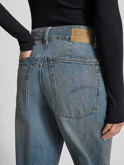 Vrouwenmodel draagt High Loose Fit Jeans im Used-Look Modell 'Skater' van G-Star Raw in blauwe denim, detailopname achterkant, pure katoen, labeldetail, uit de damescollectie.