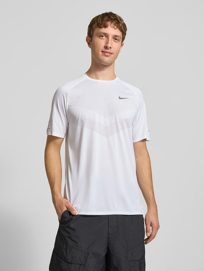 Mężczyzna nosi Regular Fit Sport-T-Shirt mit reflektierenden Elementen von Nike, białe, gładka faktura, Herren Sport-T-Shirt von Nike Training, całopostaciowy widok z przodu.