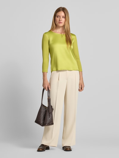 Frauenmodel trägt Longsleeve mit 3/4-Arm Modell 'Tamina' von JOOP!, viskose-elastisch, limettengrün, Regular Fit, Rundhalsausschnitt, kombiniert mit heller Hose, Ganzkörperansicht von vorne.