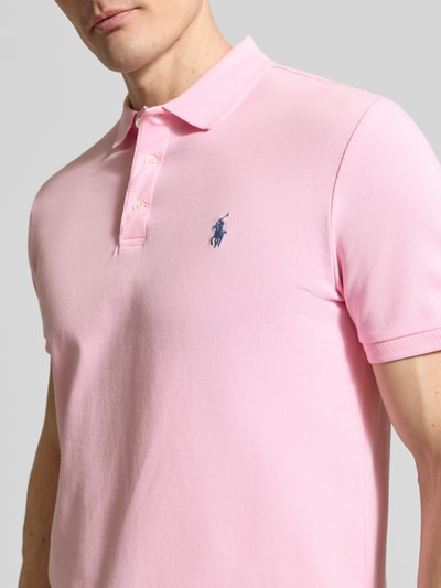Männermodel trägt Slim Fit Poloshirt aus Baumwoll-Mix von Polo Ralph Lauren in Optik: Unifarben mit Logo-Detail, Nahaufnahme Oberkörper.