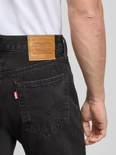 Männermodel trägt Jeans mit 5-Pocket-Design von Levi's®, Reine Baumwolle, Relaxed-Fit, Detailaufnahme Rückansicht.