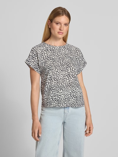 Frauenmodel trägt Blusenshirt im Allover-Look Modell 'JOSA' von Vila, schwarz-weiß gepunktet, Regular Fit, Rundhalsausschnitt, Ganzkörperansicht von vorne.