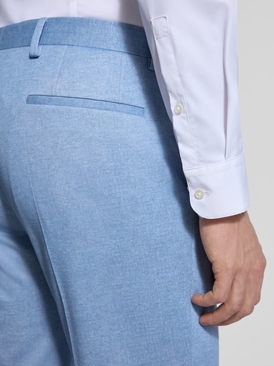 Männermodel trägt Regular Fit Anzug mit Reverskragen und Bügelfalte von Roy Robson, Material-Mix, Detailaufnahme Rückansicht.