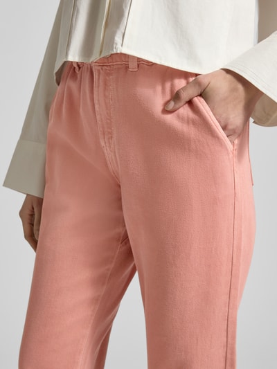 Frauenmodel trägt Mom Fit Jeans mit elastischem Bund von Jake*s Casual in Rosa, reine Baumwolle, Nahaufnahme Hüfte, Eingrifftaschen sichtbar.