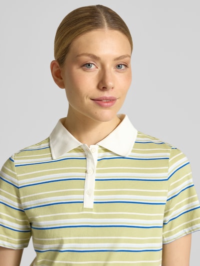 Frauenmodel trägt Regular Fit Poloshirt aus reiner Baumwolle von s.Oliver RED LABEL, mehrfarbig gestreift, Nahaufnahme Oberkörper.
