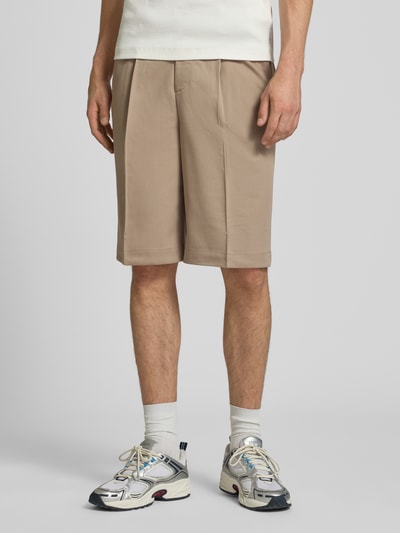 Mannenmodel draagt Loose Fit Chinoshorts met viscose van Only & Sons, beige, gladde stof, rechte vorm, Ganzkörperaanzicht van voren.