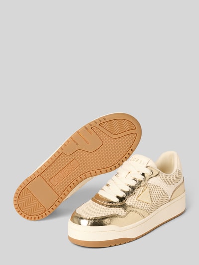 Produktfoto, Sneaker mit Logo-Detail Modell 'Miram' von Guess, Damen Sneaker mit abgerundeter Passform, Schnürverschluss, profilierte Sohle, gold-weißes Mesh, Absatzhöhe 4 cm, Schafthöhe 7 cm, Schaftweite 6 cm.