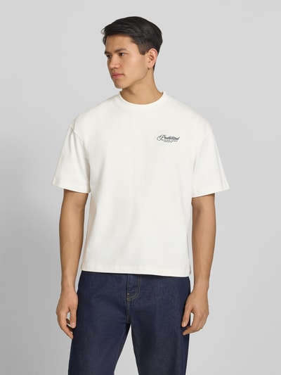 Männermodel trägt cremeweißes T-Shirt mit Rundhalsausschnitt aus reiner Baumwolle, Oldtimer Race Tee von PROHIBITED, Nahaufnahme Oberkörper.