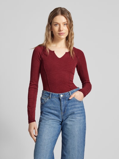 Guess Jeans Cropped Longsleeve mit V-Ausschnitt Bordeaux 4