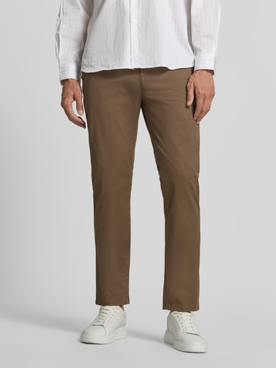 Mężczyzna nosi Straight Fit Hose mit Gesäßtaschen von MCNEAL, bawełna, szerokość w rozmiarze 50: 46 cm, przód, zdjęcie całej sylwetki.