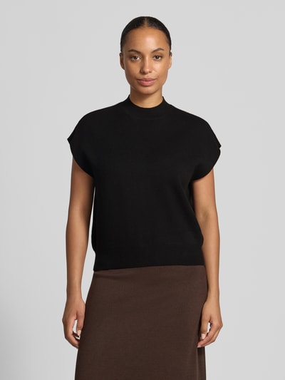 Frauenmodel trägt Loose Fit Pullover aus Viskose-Baumwoll-Mix Modell 'ELLY' von VERO MODA in Schwarz, Damen Pullover, Ganzkörperansicht von vorne.