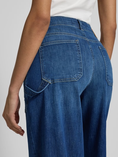 Vrouwenmodel draagt Wide Fit Jeans met opgestikte zakken model 'Liva Urban' van Angels, katoenmengsel, detailopname onderlichaam. 5-pocketmodel, knoop- en ritssluiting, bandwijdte maat 36/32: 40 cm, binnenbeenlengte: 80 cm.