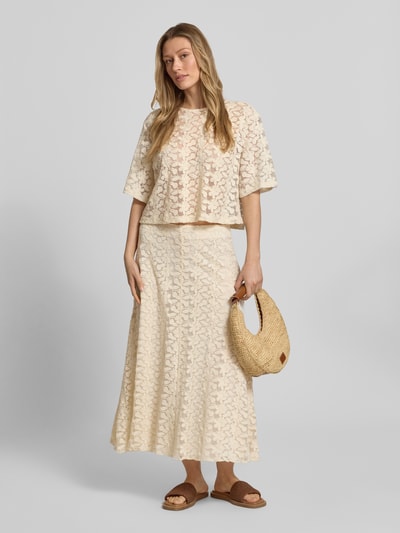 Vrouwenmodel draagt Midirok im Allover-Look van Jake*s Collection van katoenmix in A-lijn met stitchings, all-over look, geheel vanaf voren.