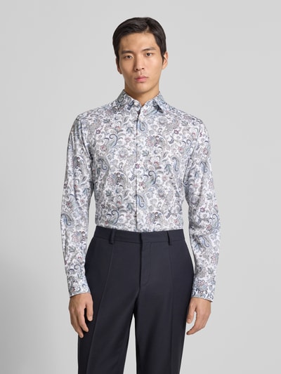 Männermodel trägt Regular Fit Business Hemd aus reiner Baumwolle mit Kentkragen von OLYMP, Allover-Paisley-Print, Ganzkörperansicht von vorne.