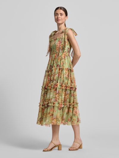Vrouwenmodel draagt Cocktailkleid im Stufen-Look van LACE & BEADS in lichtgroene tinten met bloemenprint, tüll, a-lijn, smok-details en vetersluiting, ruglengte 102 cm, borstwijdte 34 cm, zijaanzicht, bijna volledig lichaam.