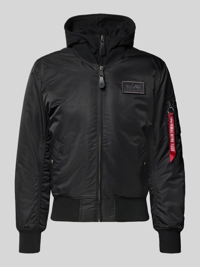 Produktfoto, Jacke mit Reißverschlusstasche am Ärmel von Alpha Industries in Schwarz, glatte Oberfläche, gerippte Abschlüsse, Label-Details