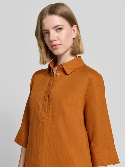 Frauenmodel trägt Knielanges Hemdblusenkleid aus Leinen mit 3/4-Arm von Christian Berg Woman in Rostorange, verdeckte Knopfleiste, Hemdblusenkragen, A-Linie, Brustweite 54 cm, Rückenlänge 96 cm, Nahaufnahme Oberkörper.